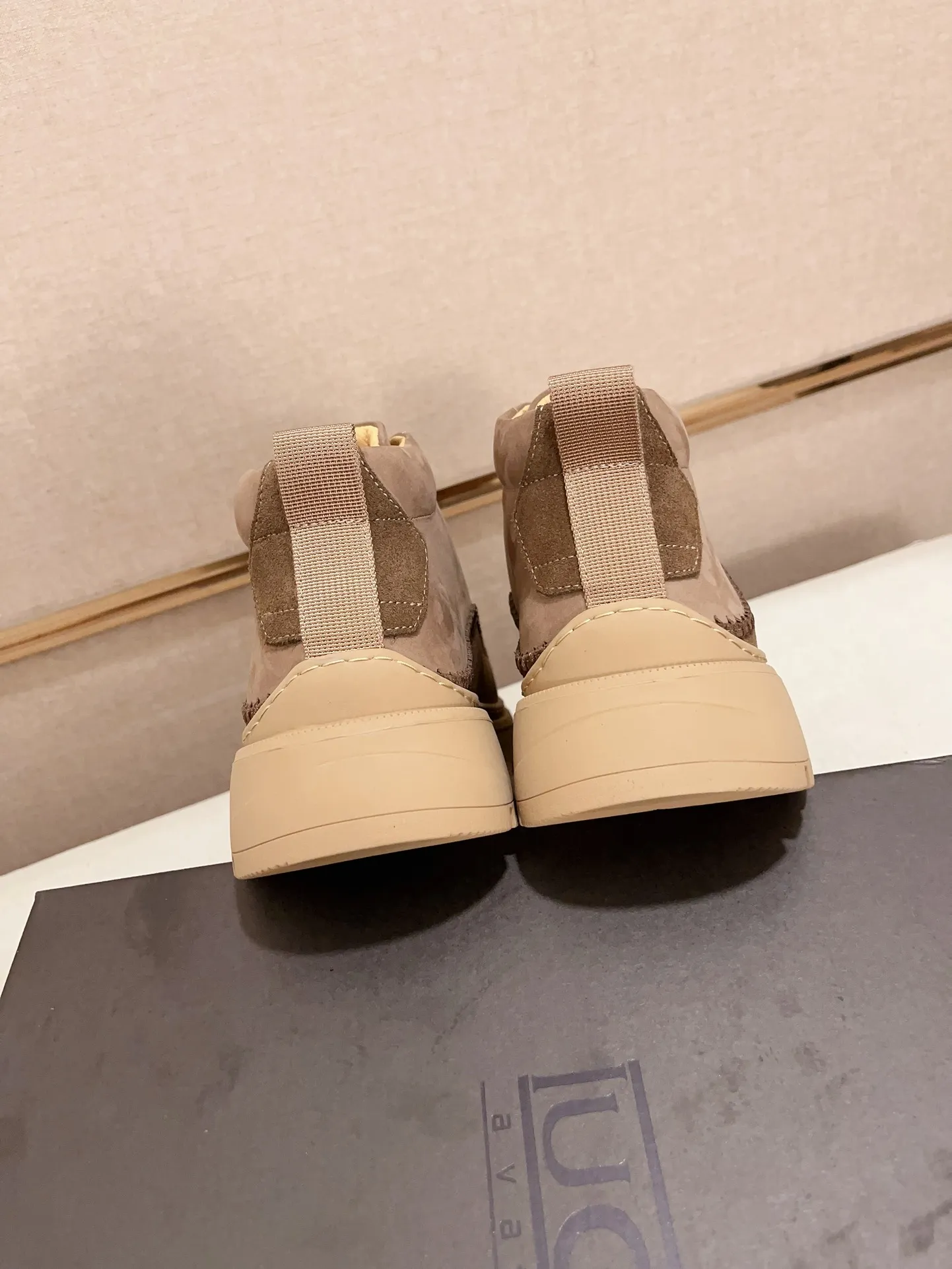 Factory price: 760💰North American men's shoes Ugg ☃️In the special sale of new high-quality men's shoes snow boots in autumn and winter, the nemesis of extreme cold weather! Made of cowhide leather, merino wool lining, and original outsole, whether driving, outdoor or daily wear, there is always one that suits you! Code number 39-44